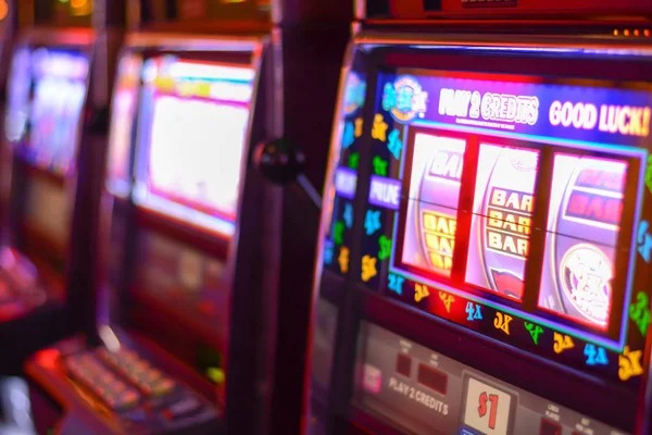 okta138 platform interface showing sportsbook, live-dealer, and slot game options